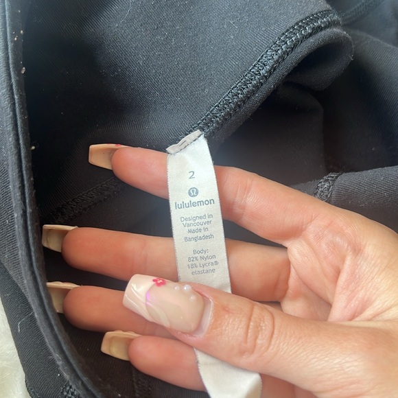 Lululemon leggings size 2. GREAT condition! - Picture 4 of 4